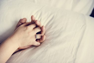 Evde el ele tutuşan bir çift.