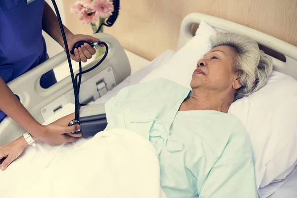 Egy Idős Beteg Kórházban — Stock Fotó