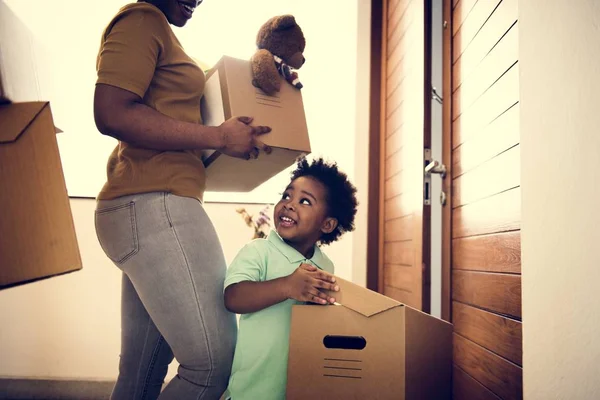 Familia Africana Mudándose Casa Nueva — Foto de Stock