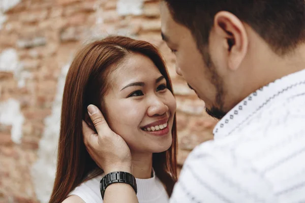 Precioso Asiático Pareja Por Ladrillo Pared —  Fotos de Stock