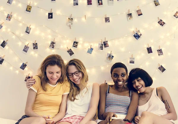 Groep Diverse Vrouwen Zittend Bed Samen — Stockfoto