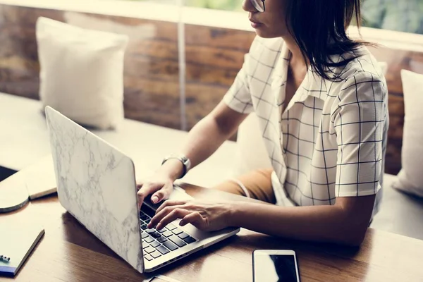 Ofiste Dizüstü Bilgisayar Kullanan Kadını — Stok fotoğraf