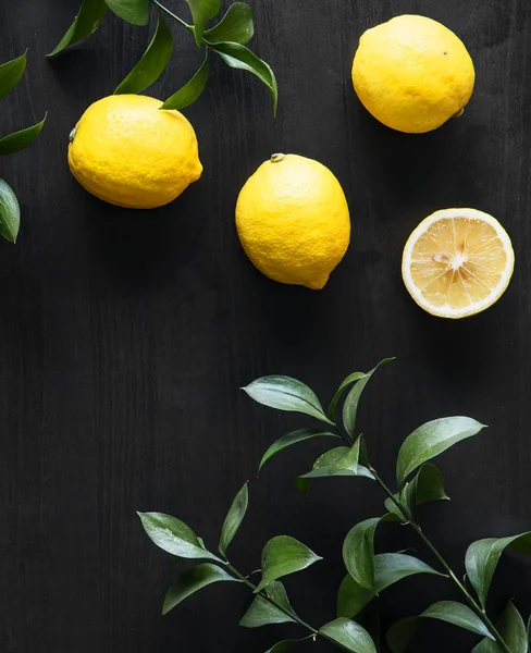 Limones Amarillos Frescos Sobre Fondo Negro —  Fotos de Stock