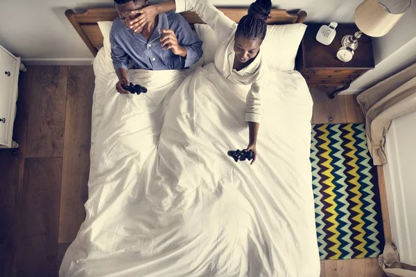 Χαριτωμένο Αφρικανική Αμερικανική Ζευγάρι Στο Κρεβάτι Παιχνίδια Βίντεο — Φωτογραφία Αρχείου