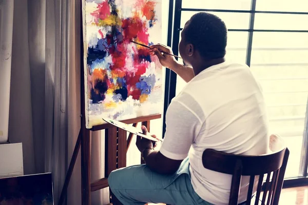 Africano Artista Homem Fazendo Sua Obra Arte — Fotografia de Stock