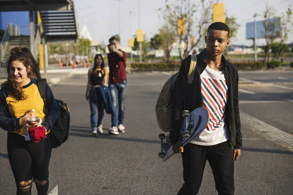 Sekelompok Teman Sekolah Luar Ruangan Skater Boy Konsep — Stok Foto