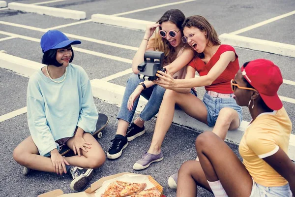 Grupo Mulheres Diversas Tomando Selfie Juntos — Fotografia de Stock