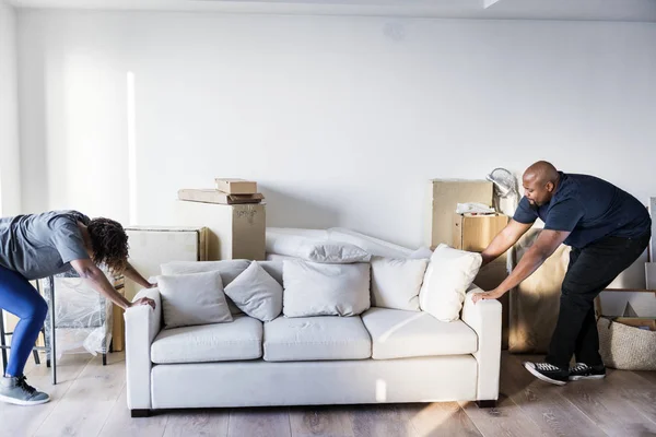 Couple Déménageant Dans Une Nouvelle Maison — Photo