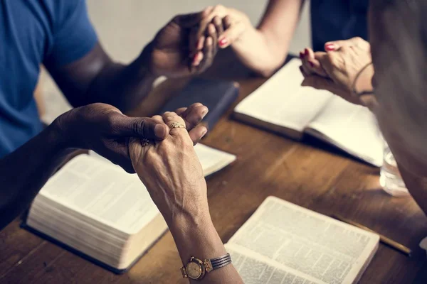 Grupp Människor Hålla Händerna Bedjande Dyrkan Tror — Stockfoto