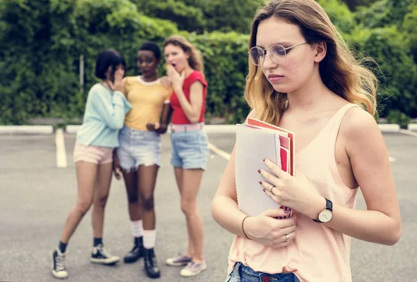 白种女人被其他女孩欺负 — 图库照片