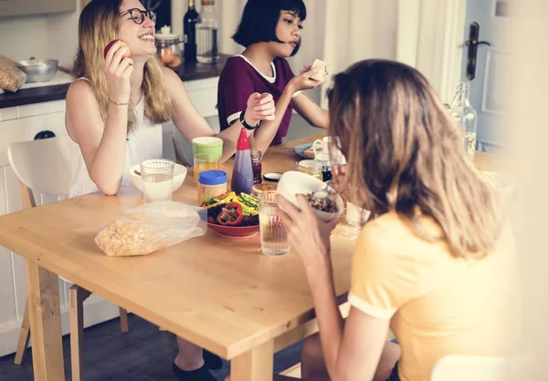 一群不同的女人一起吃早餐 — 图库照片