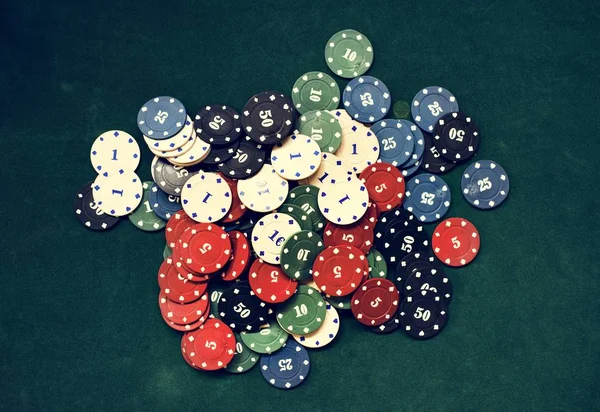 Casino Chips Sul Tavolo Casinò Verde — Foto Stock