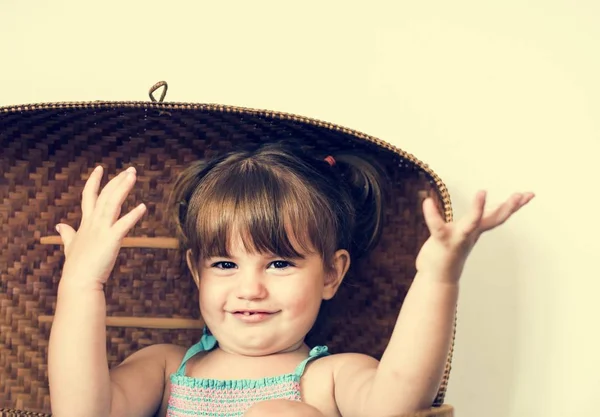 Menina Sentada Cesta Com Sorriso Alegre — Fotografia de Stock