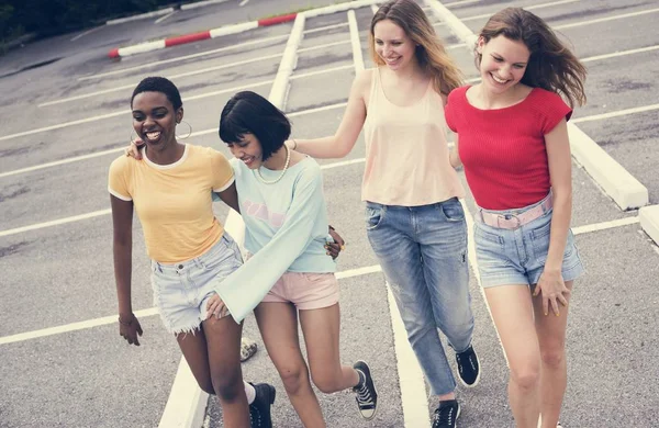 Gruppe Unterschiedlicher Frauen Die Zusammen Gehen — Stockfoto