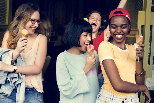 Gruppe Unterschiedlicher Frauen Isst Gemeinsam Eis — Stockfoto