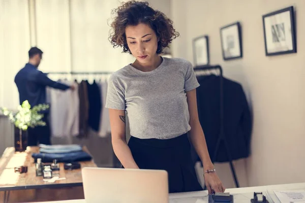 Frau Arbeitet Ihren Projekten — Stockfoto