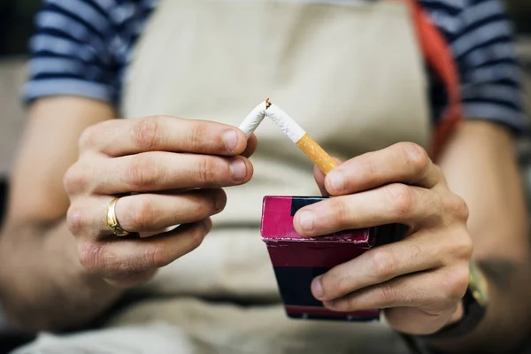 Smoker Quitting Cigarette — Stock Photo, Image