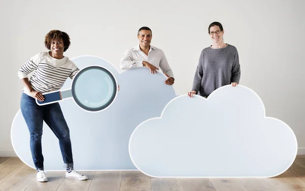 Gente Feliz Con Iconos Nube Tecnología —  Fotos de Stock