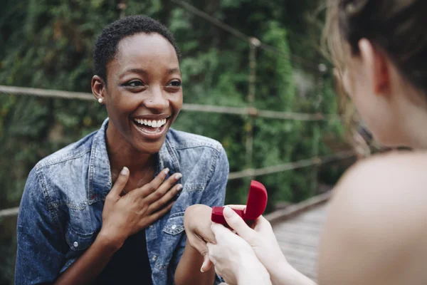 Donna Proponendo Alla Sua Ragazza Felice All Aperto Amore Concetto — Foto Stock