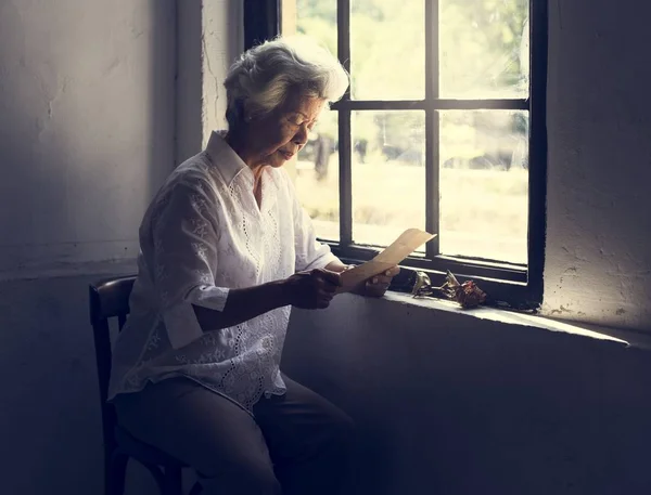 Starší Žena Modlitba Víry Křesťanství Náboženství — Stock fotografie