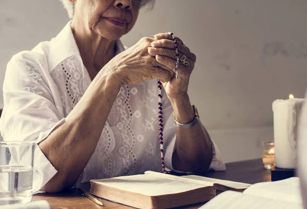 Ανώτερος Γυναίκα Προσευχή Πίστη Στη Θρησκεία Χριστιανισμός — Φωτογραφία Αρχείου