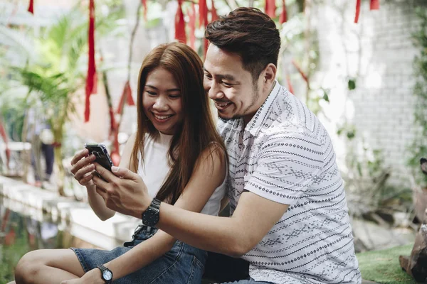 Pareja Joven Usando Teléfono Juntos — Foto de Stock