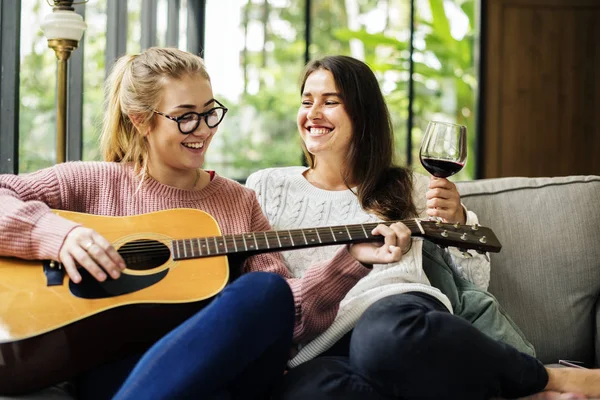 Women Enjoying Music Together — Stock Photo, Image