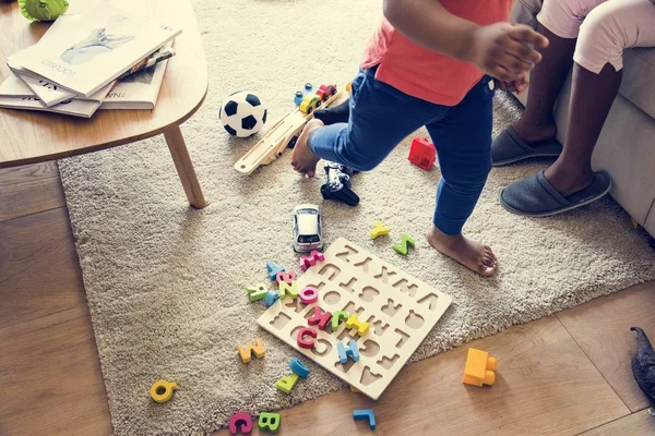 Barn Spelar Leksak Vardagsrum — Stockfoto