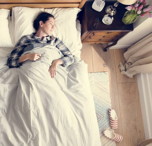 Mujer Caucásica Durmiendo Cama — Foto de Stock