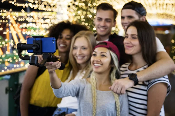 Grupa Młodych Przyjaciół Dla Dorosłych Biorąc Grupowe Selfie Selfie Stick — Zdjęcie stockowe
