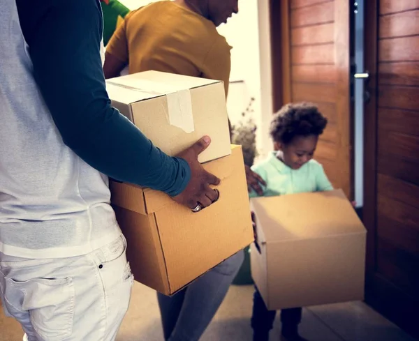 Familia Africana Mudándose Casa Nueva — Foto de Stock