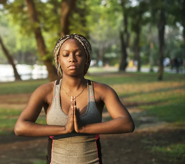 Mujer Africana Haciendo Yoga Parque —  Fotos de Stock