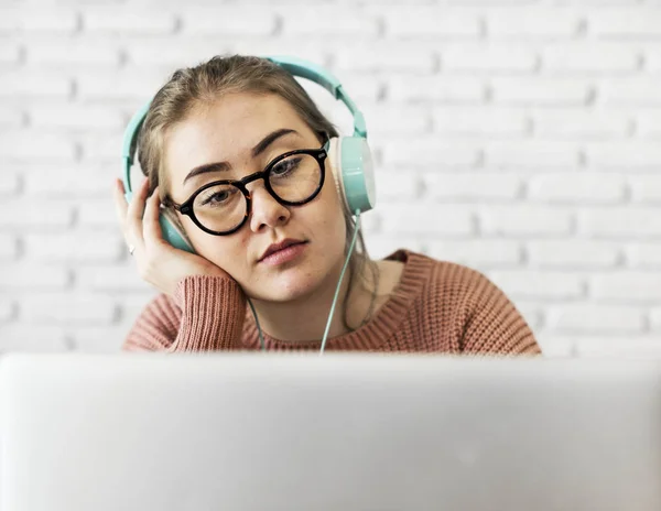 Junge Frau Hört Musik — Stockfoto