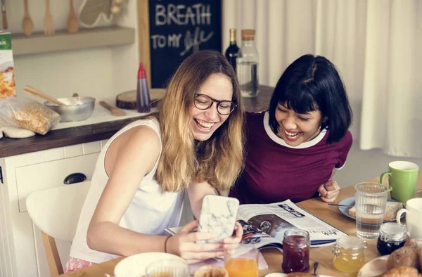 Amigos Olhando Para Telefone Celular Enquanto Toma Café Manhã — Fotografia de Stock