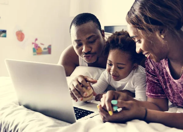 Famille Africaine Couché Sur Lit Utilisant Ordinateur Portable Ensemble Dans — Photo