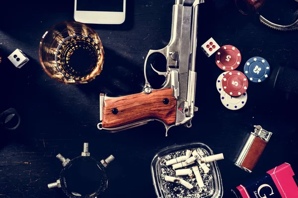 Σκοποβολή Όπλο Στο Τραπέζι Πράγματα Τυχερών Παιχνιδιών Καζίνο Και Ποτήρι — Φωτογραφία Αρχείου