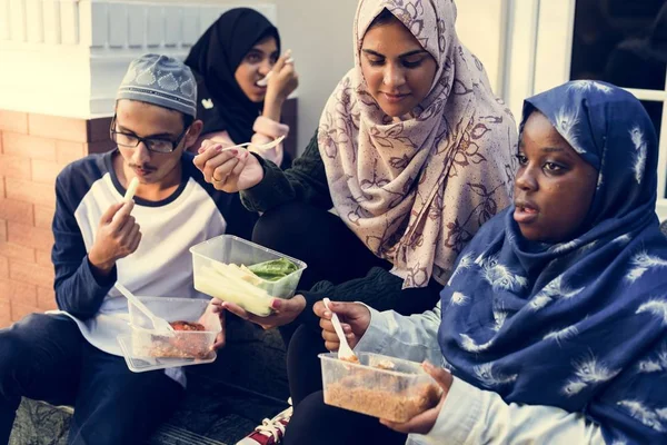 Grupo Estudiantes Diversos Están Almorzando Juntos — Foto de Stock