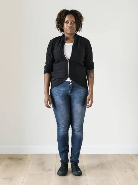 Siyah Kadın Tam Vücut Portresi — Stok fotoğraf