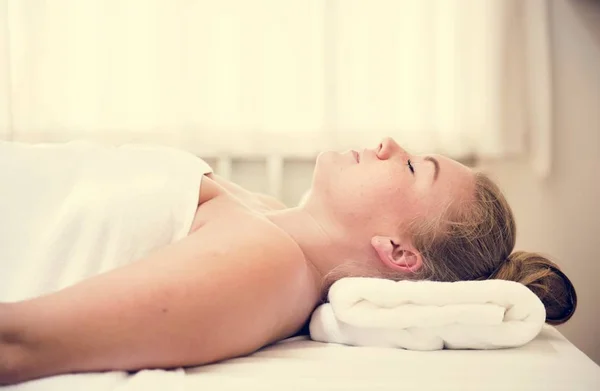 Mujer Recibiendo Tratamiento Terapia Salón Spa —  Fotos de Stock