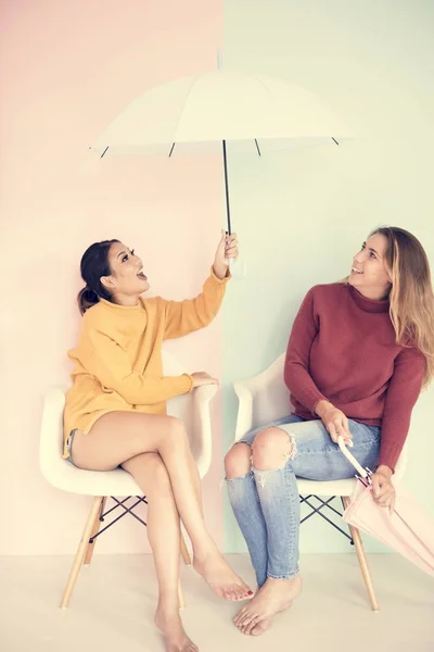 Mujeres Amigas Sentadas Sillas Habitación Sosteniendo Sombrillas — Foto de Stock