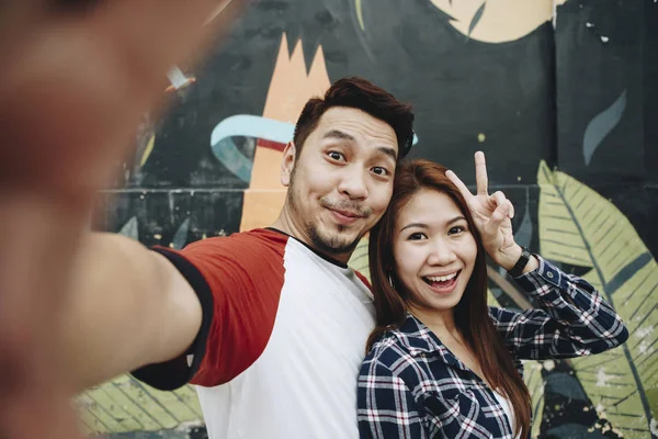 Pareja Feliz Tomando Selfie Juntos — Foto de Stock