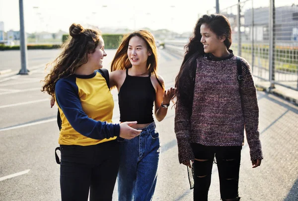 Teenager Freundinnen Gehen Zusammen — Stockfoto