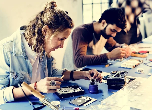 Grupo Personas Que Trabajan Taller Reparación Electrónica —  Fotos de Stock