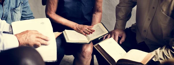 Групувати Християнство Люди Читають Біблію Разом — стокове фото
