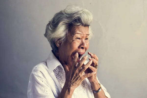 Ηλικιωμένη Γυναίκα Της Ασίας Ουρλιάζοντας — Φωτογραφία Αρχείου