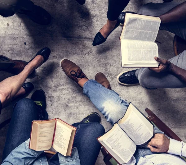 Grupo Cristianismo Pessoas Lendo Bíblia Juntos — Fotografia de Stock