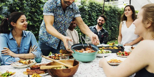 Grupp Olika Vänner Njuter Sommarfest Tillsammans — Stockfoto