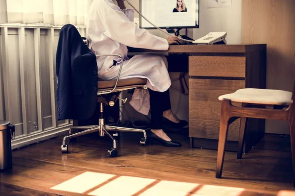 Doctor Está Trabajando Hospital — Foto de Stock