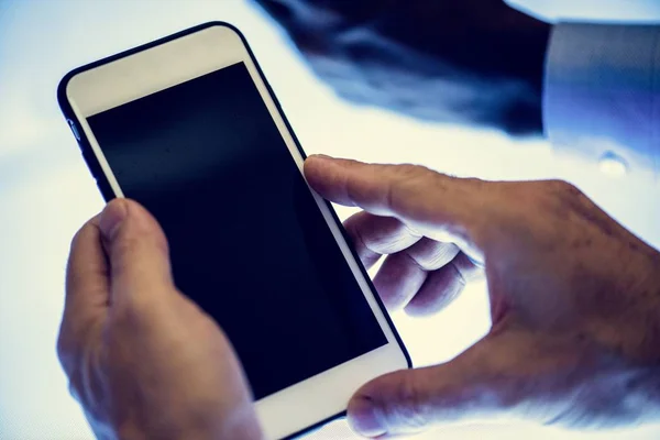 Hände Halten Smartphone Isoliert Auf Dem Tisch — Stockfoto