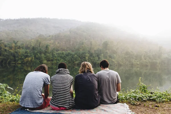 Grupo Amigos Relajándose Junto Lago Por Mañana —  Fotos de Stock